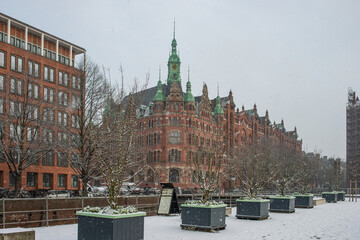 Die Hamburger Speicherstadt im Winter mit Schnee und Eis