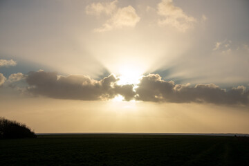 Himmlisch - zarte Sonnenstrahlen hinter weichen Wolken