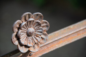 Handwerk - Schmiedeeiserne Kunst als kleines Detail an einem Zaun