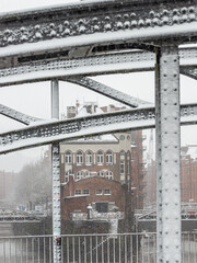 Die Speicherstadt in Hamburg mit dichtem Schneefall mit Schneeflocken in der Luft im WInter