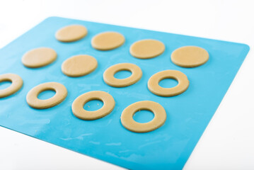 Preparing round cookie dough molds