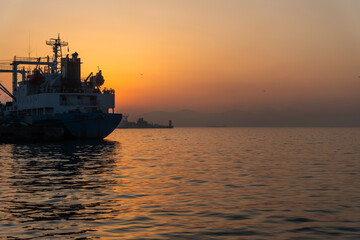Obraz premium sunrise at the harbor