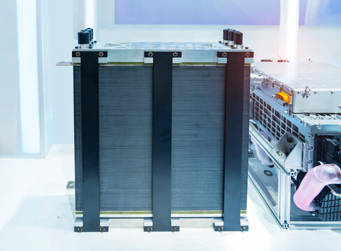 Fuel cell stack used for electric energy conversion device composed of multiple fuel cells.