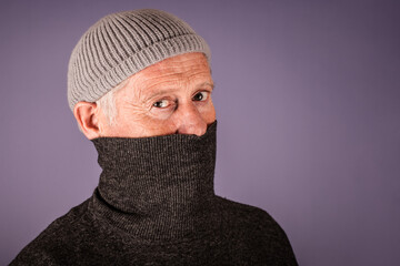 Ulkiger Mann mit Mütze und Rollkragenpullover