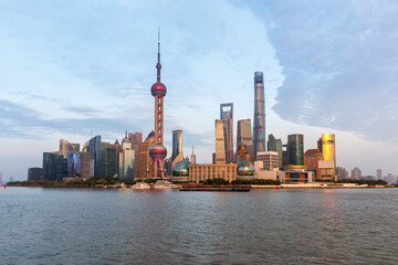 Obraz premium Shanghai skyline at the Bund with Oriental Pearl Tower downtown Pudong in China