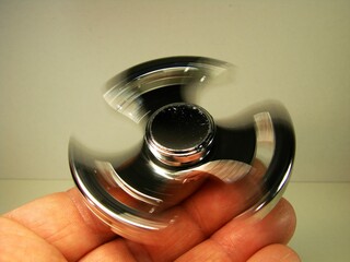 Zabawka w postaci kręcącego się na łożysku  © tomo81