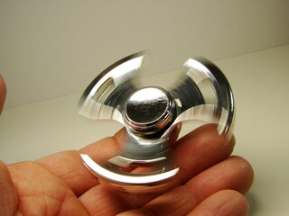 Zabawka w postaci kręcącego się na łożysku  © tomo81