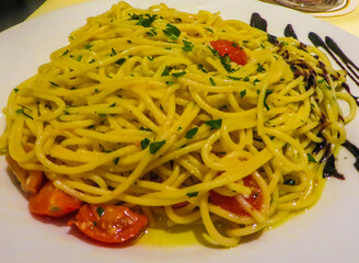 Spaghetti mit Olivenöl und Tomaten
