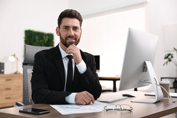 Naklejka premium Man working with documents at table in office
