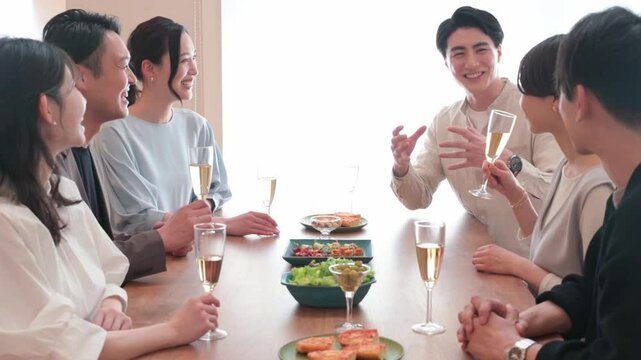 ホームパーティをする日本人男女