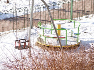 Plac zabaw w okresie zimowym