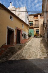 Calle en pendiente pronunciada de la localidad de Benimassot, España