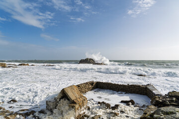 La mer rugit à Lesconil, Bretagne, avec des vagues violentes frappant les rochers sous un ciel...