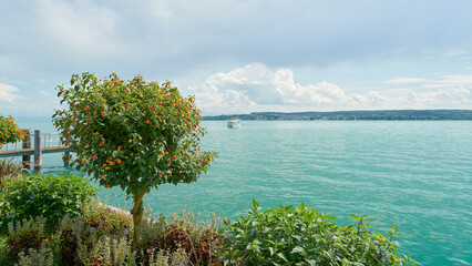 Blick von der begr&uuml;nten Uferpromenade auf den malerischen Bodensee bei &Uuml;berlingen in Deutschland 