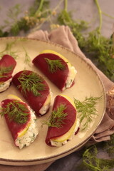 raviole de betterave, pomme verte, fromage de chèvre et aneth