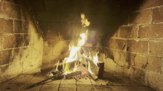 FUEGO, Le&ntilde;os ardiendo en una chimenea 