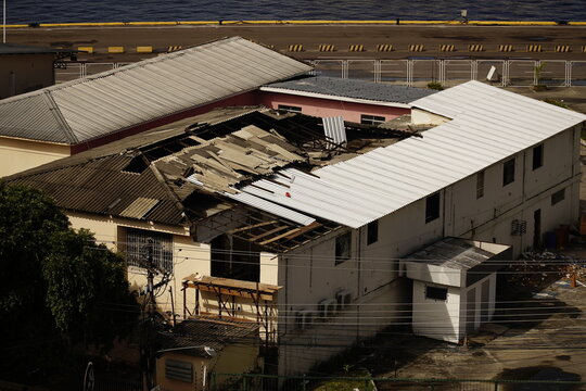 Hazardous asbestos, eternit as a building material. This material is banned in many countries due to the cancer risk posed by microfibers. Here the replacement of Eternit roof panels of aluminum.