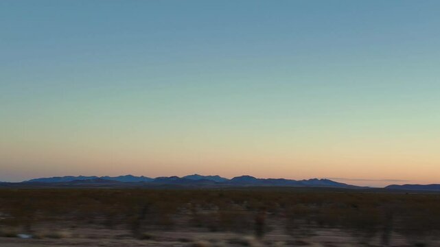Vista de la sierra en el atardecer, manejando en turismo por el estado de Chihuahua