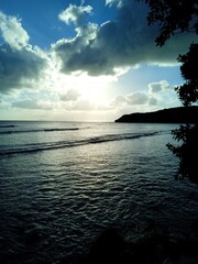 Le soleil se couche en se reflétant sur la mer