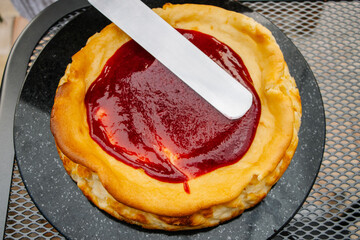 Pastel de queso con mermelada de frambuesa