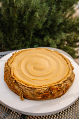 Pastel de queso con crema de caramelo