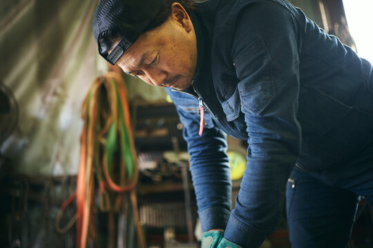 鉄鋼場で働く日本人男性