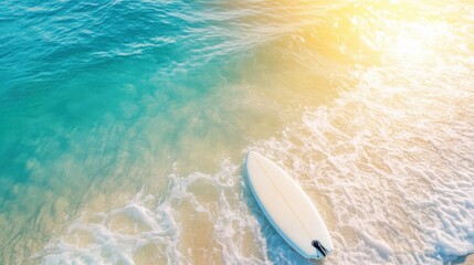 Obraz premium White Surfboard on Tranquil Ocean Shore