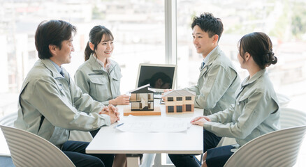 建設・建築・打ち合わせをする作業着を着たエンジニア・作業員・設計士・建築士
