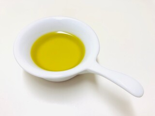 エキストラヴァージンオリーブオイル　白い器　植物油　調味料　ヘルシー