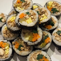 A nutritious and well-balanced diet meal featuring fresh vegetables, lean protein, and healthy grains. Perfect for maintaining a healthy lifestyle