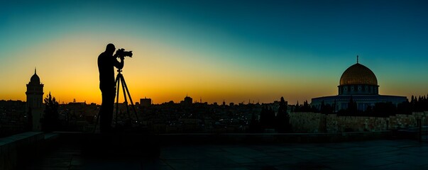Obraz premium Silhouette of a photographer capturing the Dome of the Rock