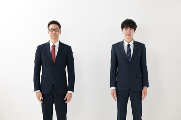 スーツを着たビジネスマン2人