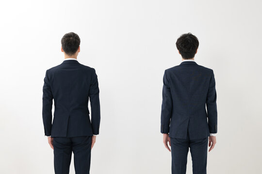 スーツ姿のビジネスマン　後ろ姿