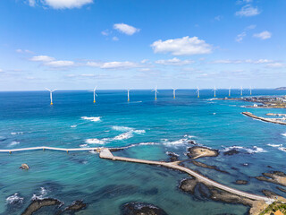 하늘에서 드론으로 촬영한 풍경 제주 제주시 한경면 신창리 신창 풍차해안도로