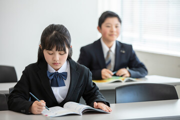 塾で勉強する学生　students studying at cram school
