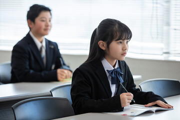 塾で勉強する学生　students studying at cram school