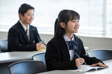 塾で勉強する学生　students studying at cram school