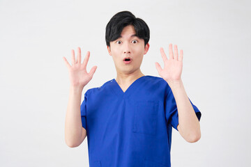 医者・看護師・歯科医師・介護士　男性　驚く　白背景