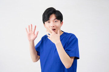 医者・看護師・歯科医師・介護士　男性　驚く　白背景