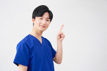 医者・看護師・歯科医師・介護士　右側を指差す男性　　白背景