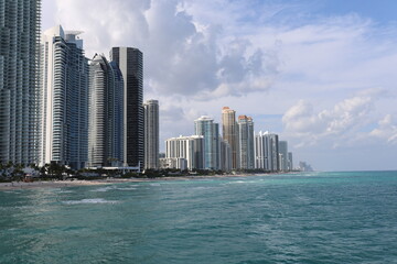 Obraz premium miami beach skyline on distance