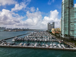 Obraz premium Biscayne bay. Downtown Miami marina with luxury yacht. Summer vacation. Luxury South beach marina. Luxury yacht. Miami south beach view. Yacht club. Marina in Miami, Florida. Busy marina