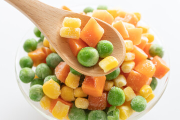 ミックスベジタブル　冷凍食品　冷凍野菜　白背景