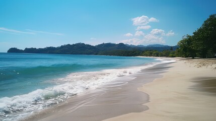 Obraz premium A pristine tropical beach with soft white sand and turquoise waves gently lapping the shore --ar 16:9 --v 6 Job ID: 0530cb46-25d4-4cd8-b741-532cdc96bfb0