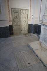 Napoli - Lapidi sepolcrali cinquecentesche nella Basilica di San Giovanni