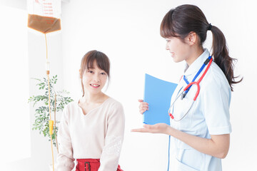 病気の治療をする女性
