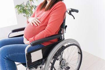 車いすに乗る妊婦