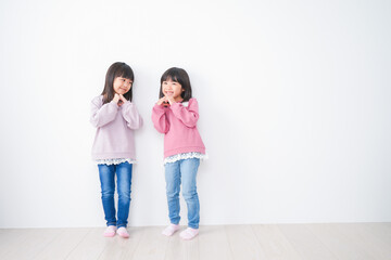 楽しく遊ぶ小さな女の子たち