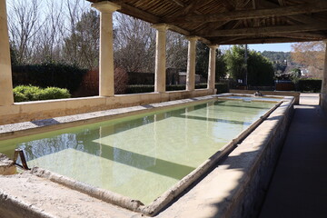 Ancien lavoir, village de Goudargues, département du Gard, France