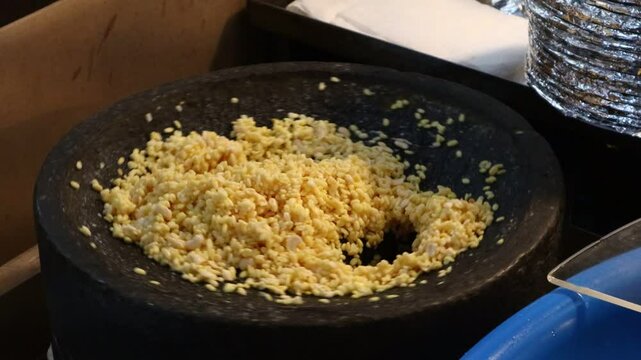 A grinder is a hand-operated mixer designed to grind grains or legumes.멧돌은 곡식이나 콩류를 갈기위해 만든 수동식 믹서입니다.